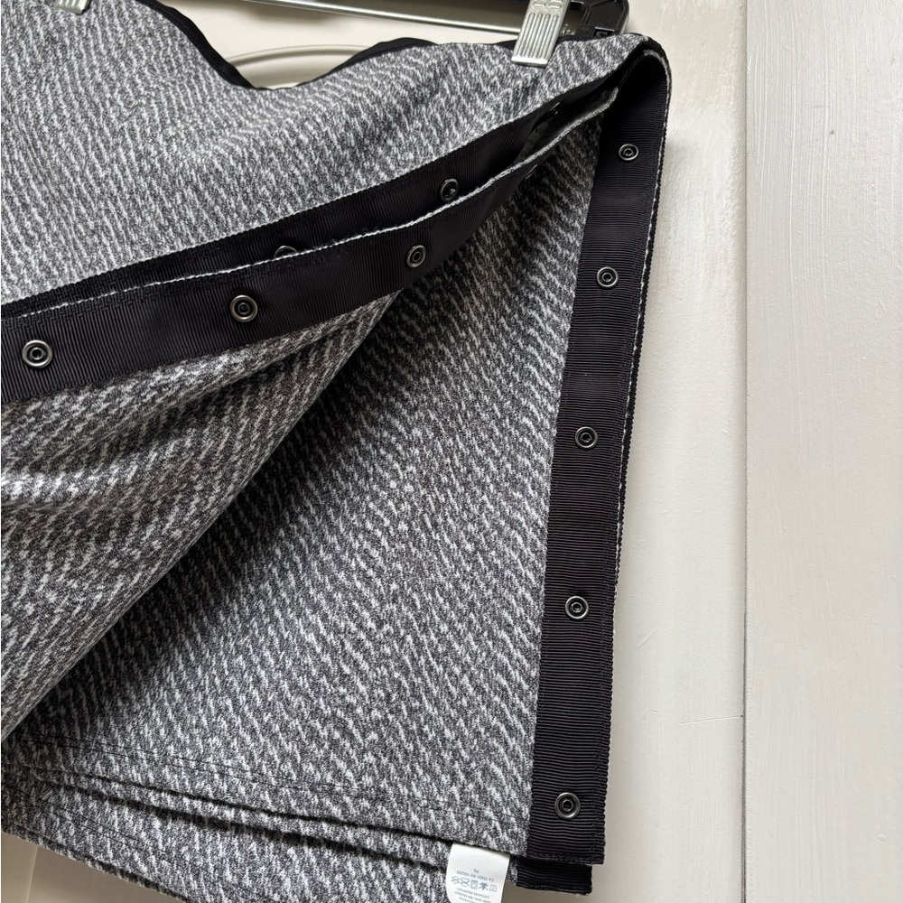 Lulu lemon Gray Herringbone wrap ,scarf, blouse Skirt with Black Trim.Snaps side